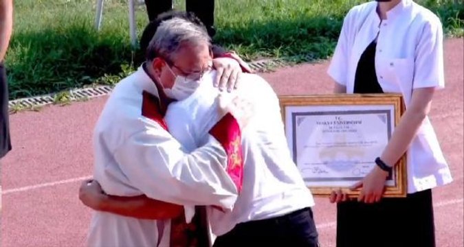 RÜYA KANSERDEN ÖLDÜ, MEZUNİYET TÖRENİNDE AĞABEYİYLE REKTÖR BİRBİRLERİNE SARILIP AĞLADI