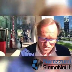 Alejandro Camano esce dalla sede dell'Inter