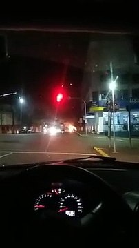 Ce conducteur n'a pas entendu la sirène des pompiers à un carrefour !