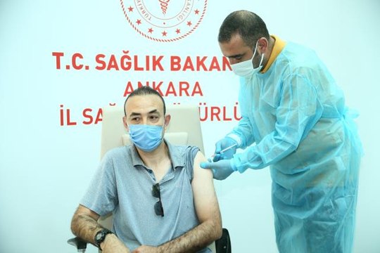 Covid-19 ile mücadele kapsamında Esenboğa Havalimanı'nda da aşılama başladı