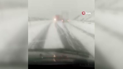 Ardahan beyaza büründü, araçlar yollarda mahsur kaldı