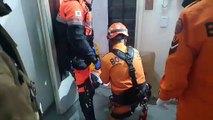 Bombeiros atendem mulher de 82 anos que caiu em fosso de elevador