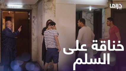 أخوها دخل عليها لاقى جارها بيعدلها شعرها وفقد السيطرة على أعصابه!
