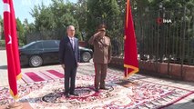 Bakan Akar, Kırgızistan'da resmi törenle karşılandıBakan Akar, Kırgızistan Savunma Bakanı Omuraliev ile görüştü