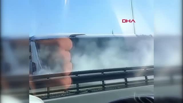 Son dakika... METROBÜSTEN DUMANLAR YÜKSELİNCE YOLCULAR TAHLİYE EDİLDİ