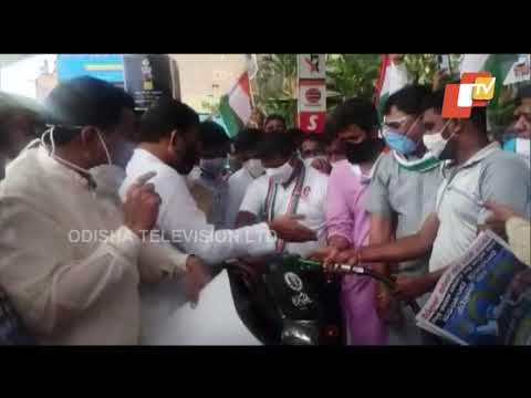 Congress Workers Stage Protest Against Fuel Price Hike In Hubli