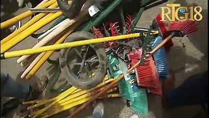 Responsab CNE yo remèt plizyè bourèt, pèl, rato ak bale bay direktè mache salomon an