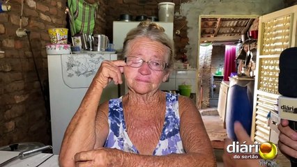 Idosa catadora de lixo chora ao pedir ajuda para comer e ajeitar teto que pode desabar sobre ela
