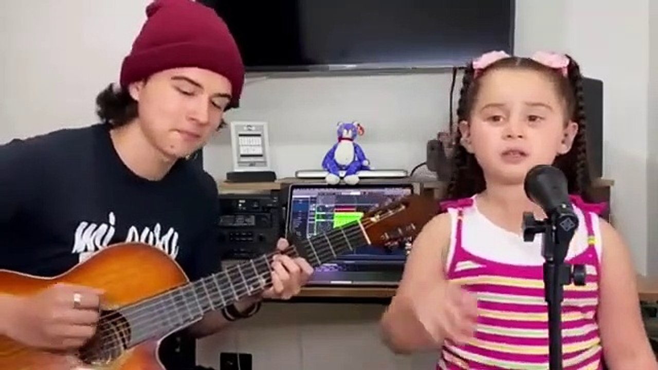 Niña De 5 Años Cantando -Todo Va A  Estar Bien