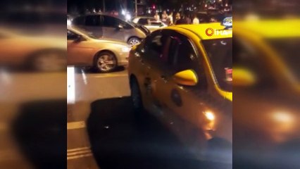 Kağıthane'de ticari taksi ile otomobilin çarpışma anı kamerada