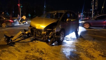 Son dakika: Kağıthane'de ticari taksi ile otomobilin çarpışma anı kamerada