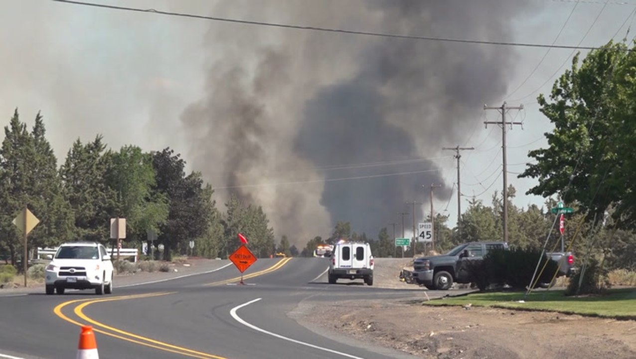 Brush fire quickly spreads amid intense heat in central Oregon