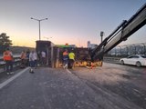Eyüpsultan TEM Otoyolu'nda domates yüklü kamyonet devrildi: 3 yaralı