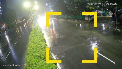 ஆட்டோ மீது ஆடி கார் மோதினால் என்னவாகும்.. சுற்றி சுழன்று.. பதைக்க வைக்கும் ஹைதராபாத் வீடியோ