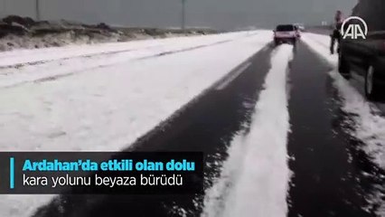 Ardahan'da etkili olan dolu kara yolunu beyaza bürüdü
