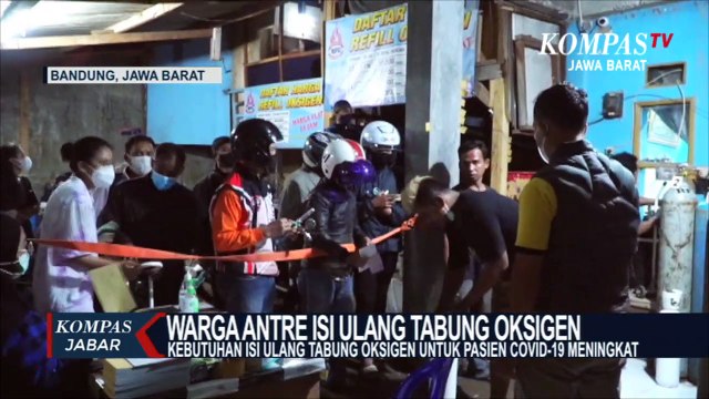 Warga Antre Isi Ulang Tabung Oksigen