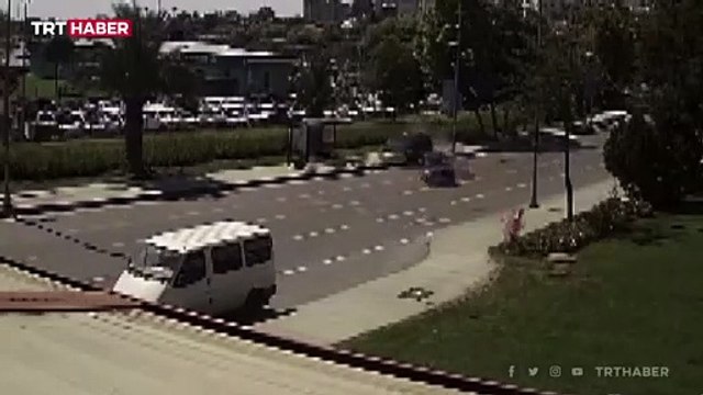 İstanbul'da otomobil İETT durağına çarptı