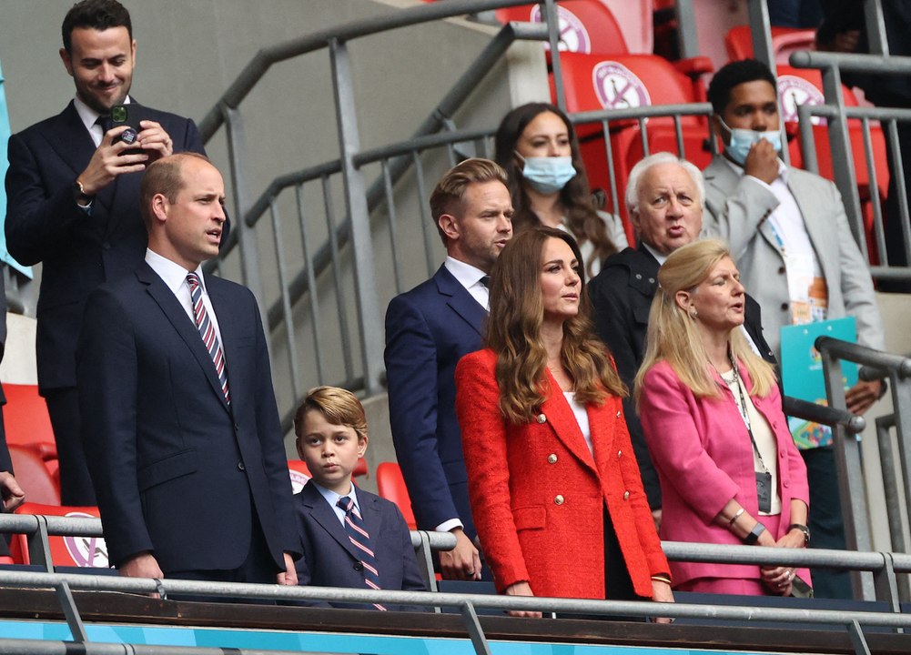 Kate Middleton : son fils George crée le buzz habillé en costume-cravate à un match de foot... Le sosie de son père, le prince William