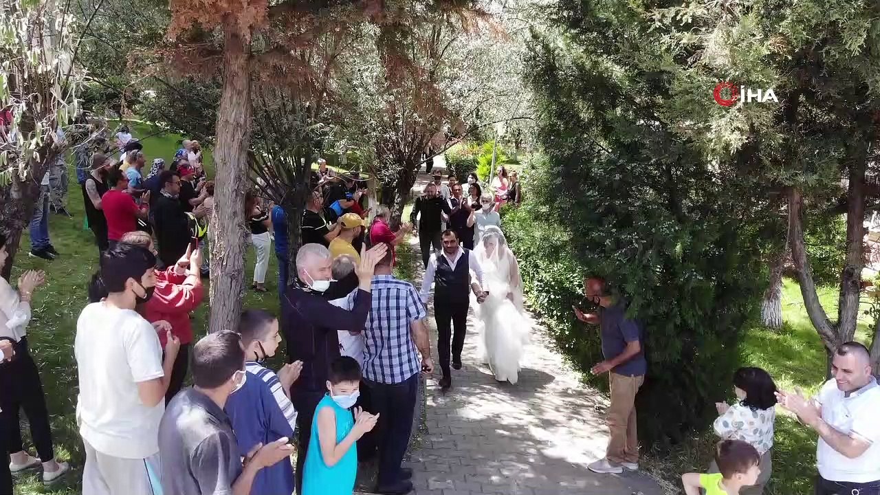 Düğün konvoyunu gören hayran kaldı