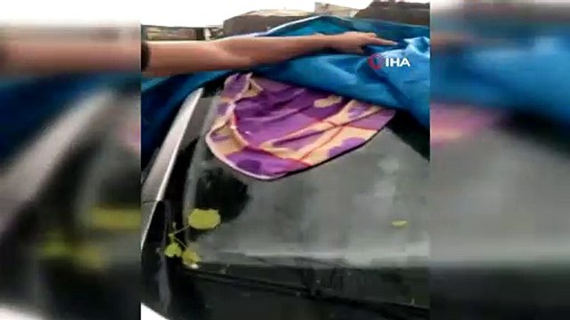 Ardahan'da etkili olan dolu kara yolunu beyaza bürüdü