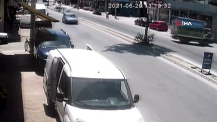 El freni çekilmeyen kamyonet refüjü aşıp park halindeki araca böyle çarptı