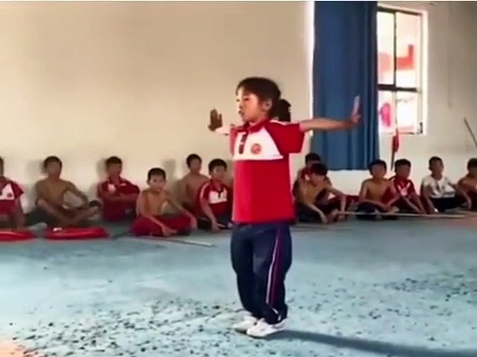 Une petite fille dotée d'une extrême souplesse