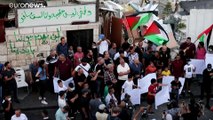 فلسطينيون يحتجون ضد هدم الشرطة الإسرائيلية وبلدية القدس منشأة تجارية في بلدة سلوان