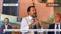 Bologna, durante il comizio di Salvini spunta Prodi alla finestra: il leader della Lega lo saluta