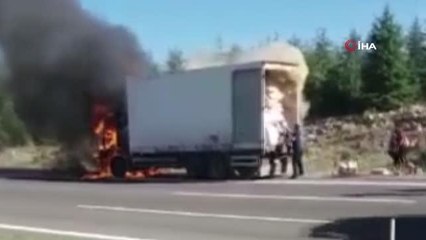 Başkent'te kargo kamyonu alevlere teslim oldu