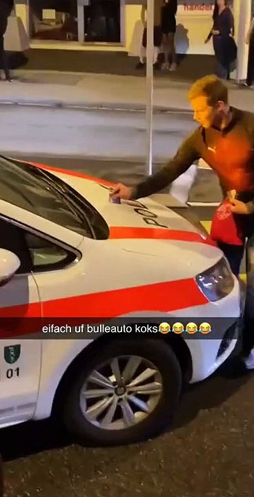 Un supporter suisse sniffe de la cocaïne sur le capot d'une voiture de police !