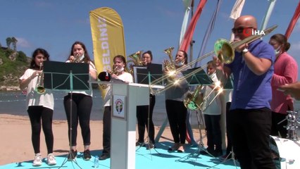 Şile Uzunkum Plajı’nda ‘Mavi Bayrak’ dalgalanmaya başladı