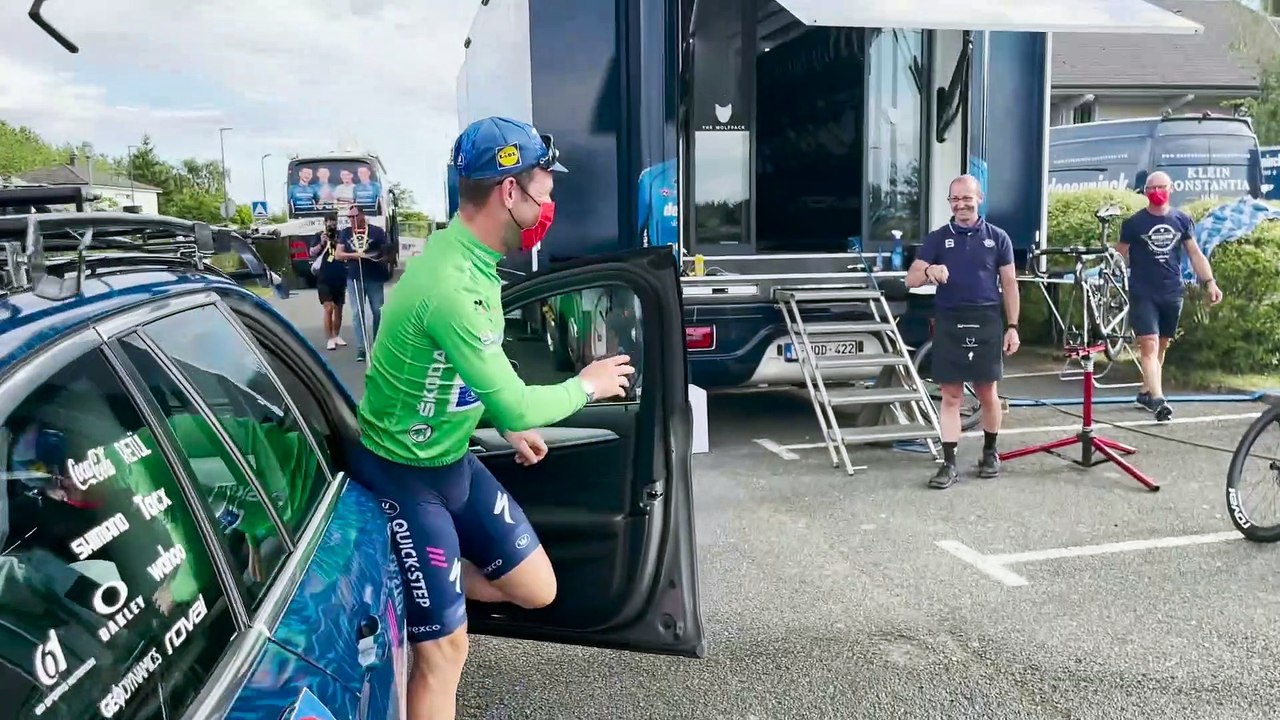Inside teams - Cavendish arriving at the hotel