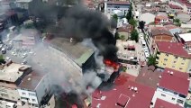 Esenyurt Örnek Mahallesi'nde bir restoranda yangın çıktı. Olay yerinde çok sayıda itfaiye ekibi sevk edildi. Ekiplerin yangına müdahalesi sürüyor.