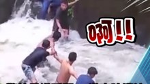 驚悚暴洪瞬間！3遊客險遭沖 印尼少年手拉手衝下水搶救