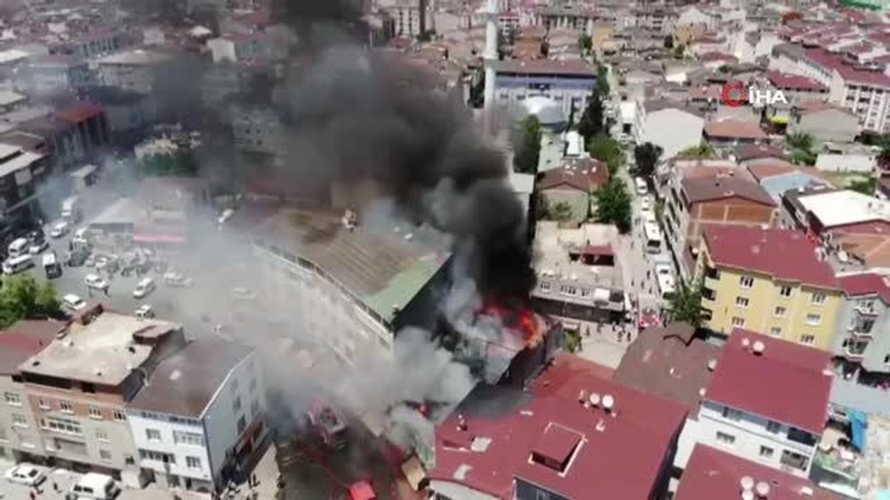 Son dakika haberi... Esenyurt Örnek Mahallesi'nde bir restoranda yangın çıktı. Olay yerinde çok sayıda itfaiye ekibi sevk edildi. Ekiplerin yangına müdahalesi sürüyor.