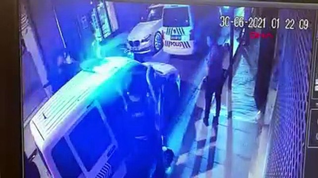 Ünlü oyuncu Ayşegül Çınar'ın eski sevgilisi Furkan Çalıkoğlu, 7'si polis 12 kişiyi bıçakla yaraladı