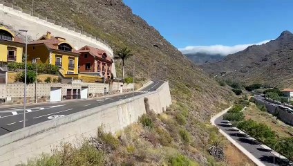 Se tumban en medio de la carretera en un peligroso nuevo reto en Santa Cruz