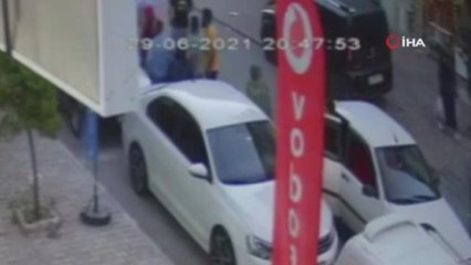 Son dakika haberi | Yolun karşısına geçmeye çalışan küçük kıza otomobil çarptı: Kaza anı kamerada