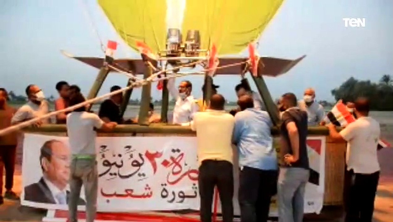 احتفالا بثورة 30 يونيو.. 15بالون طائر يزينون سماء الأقصر بأعلام مصر وصور الرئيس السيسي