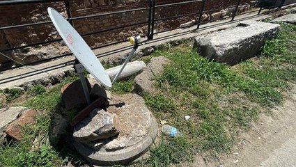2 bin yıllık sütunun üzerine monte edilen çanak anten görenleri hayrete düşürdü