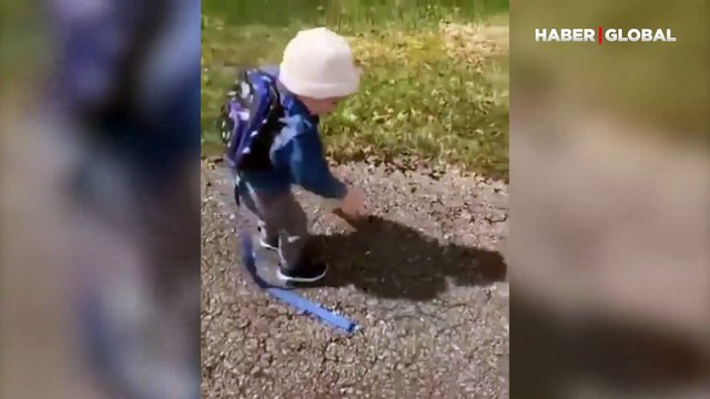 Gölgesiyle arkadaşlık kurmaya çalışan çocuk izleyenleri gülümsetti