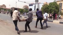 Sudan'da polis hükümet karşıtı göstericileri göz yaşartıcı gazla dağıttı