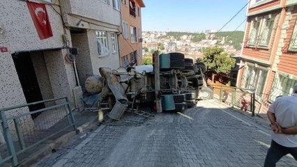 EYÜPSULTAN'DA BETON MİKSERİ DEVRİLDİ