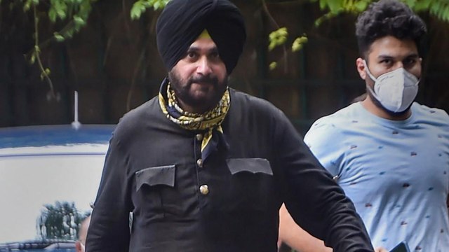 After meeting Priyanka, Sidhu reaches Rahul Gandhi residence