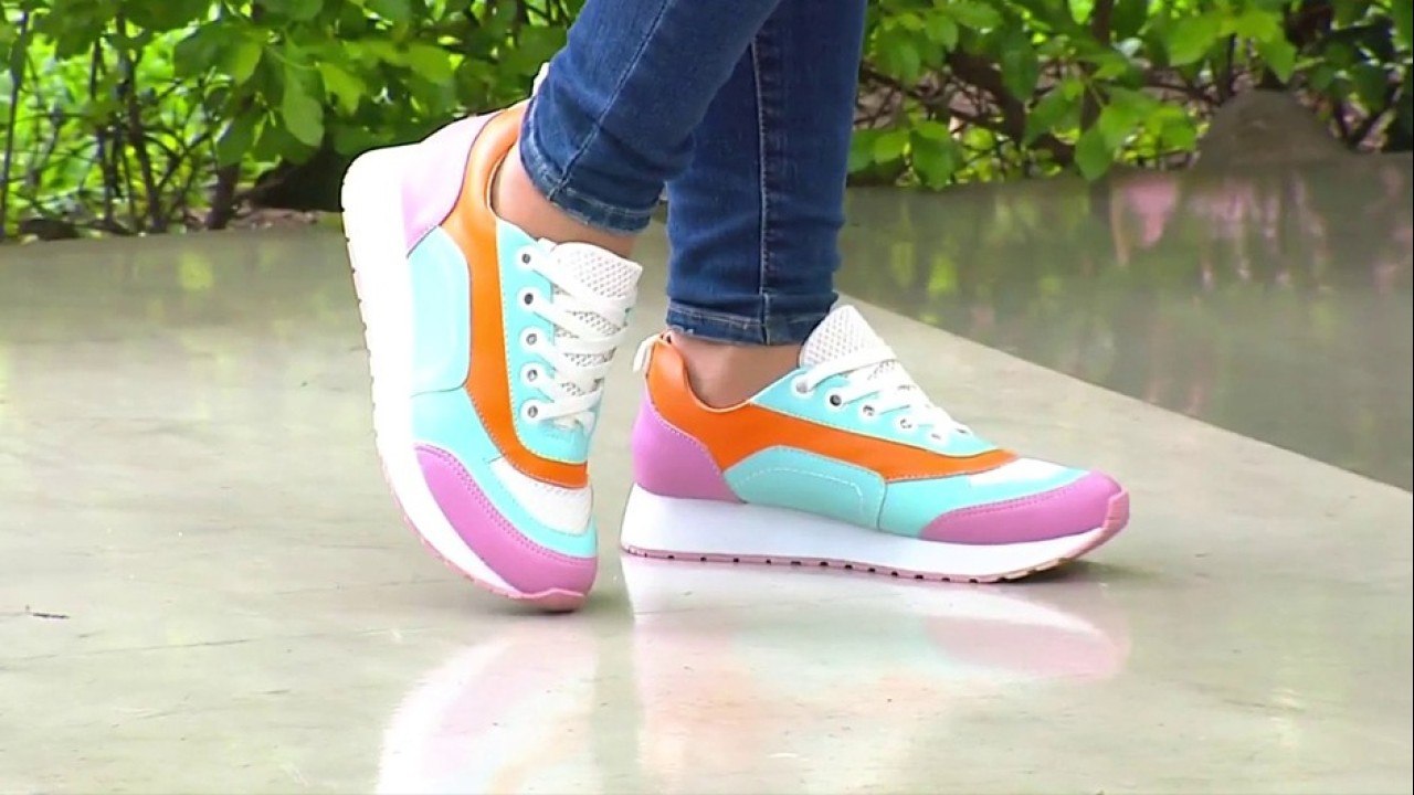bd-utilice-hermosas-tenis-de-colores-para-alegrar-su-vestuario-300621