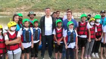 HAKKARİ - Milli Eğitim Bakanı Ziya Selçuk gençlerle rafting yaptı