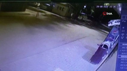 Berber dükkanına taşlı saldırı güvenlik kamerasına yansıdı