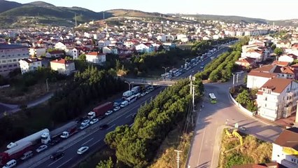 KOCAELİ - (Drone) Anadolu Otoyolu'nda servis minibüsü ile otomobil çarpıştı: 7 yaralı (2)