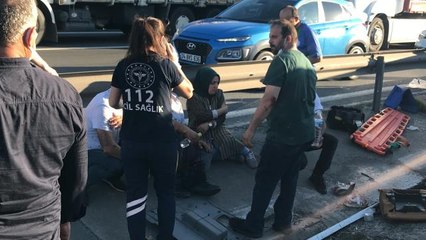 (Drone) Anadolu Otoyolu'nda servis minibüsü ile otomobil çarpıştı: 7 yaralı (2)