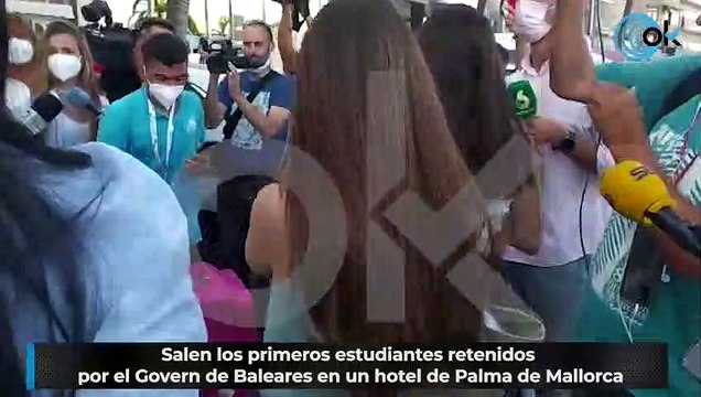 Salen los primeros estudiantes retenidos por el Govern de Baleares en un hotel de Palma de Mallorca